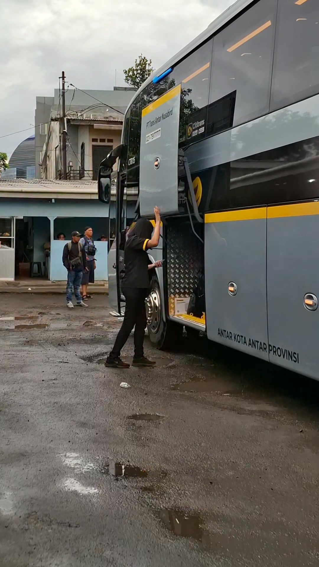 Luxury bus with service like an airplane #luxurybus #Fantravel # ...