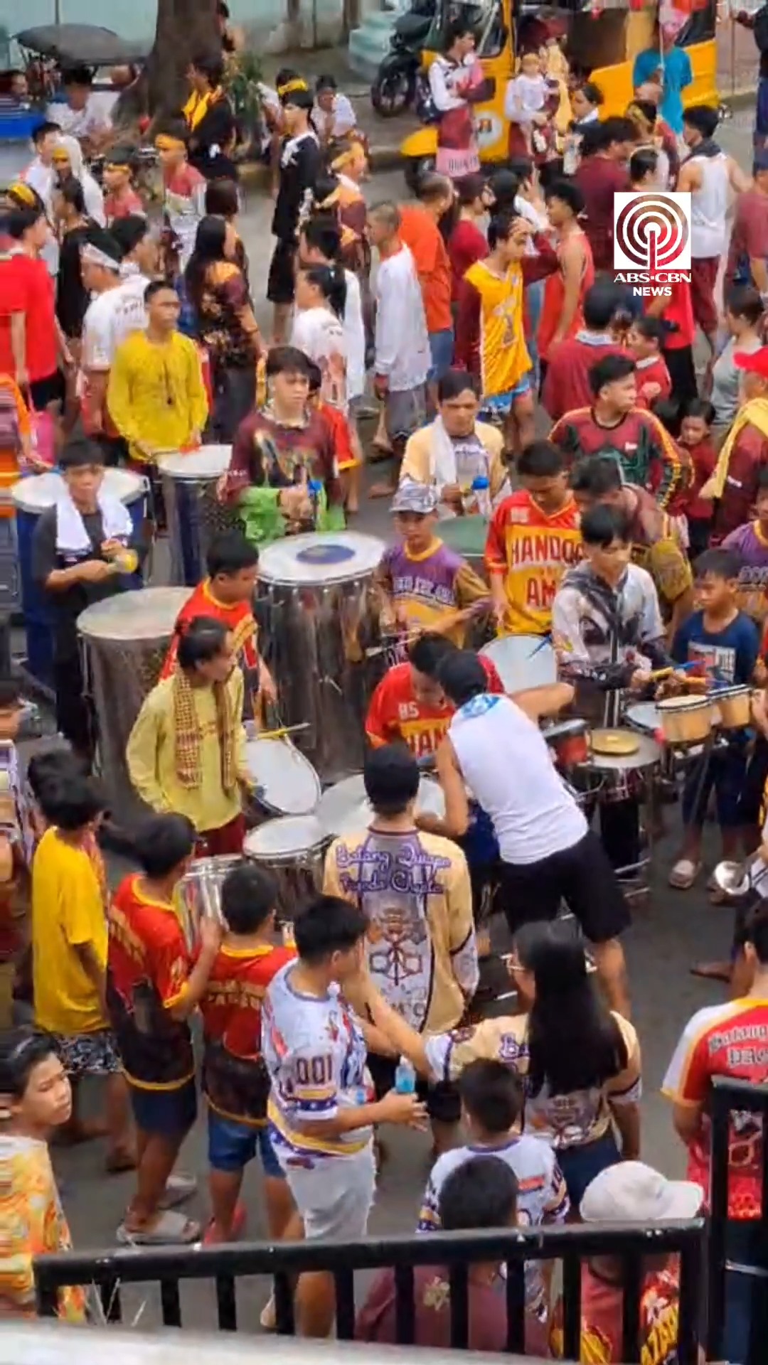 Tumugtog ang isang banda sa harap ng San Sebastian Church, Maynila ...