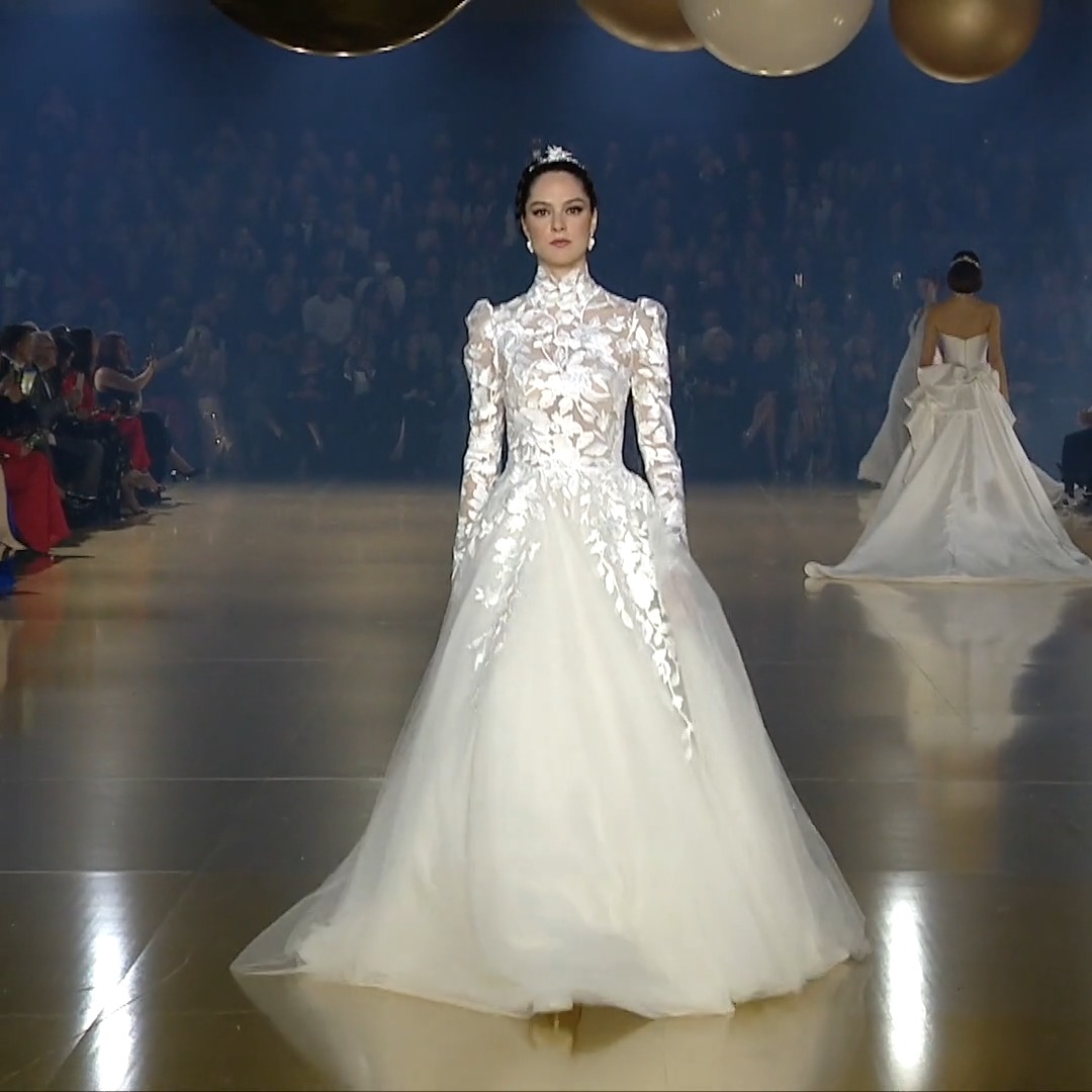 This #AtelierPronovias wedding dress features a spectacular tattoo 
