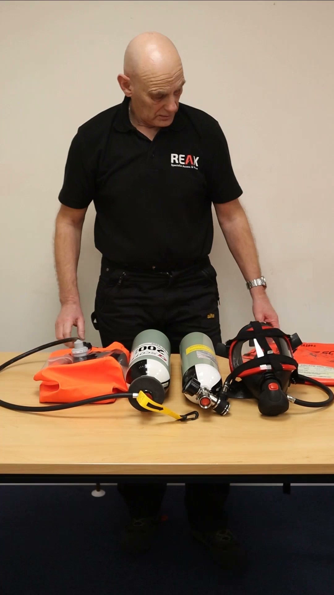 We break down the key difference between constant-flow escape sets and ...