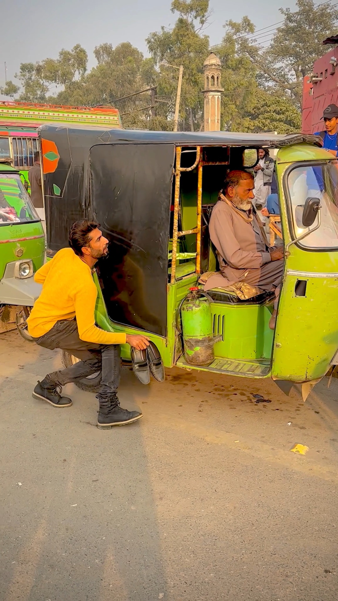 Rikshaw man shocked 😜 #funny #funnyreels #comedy #viral #publicprank # ...