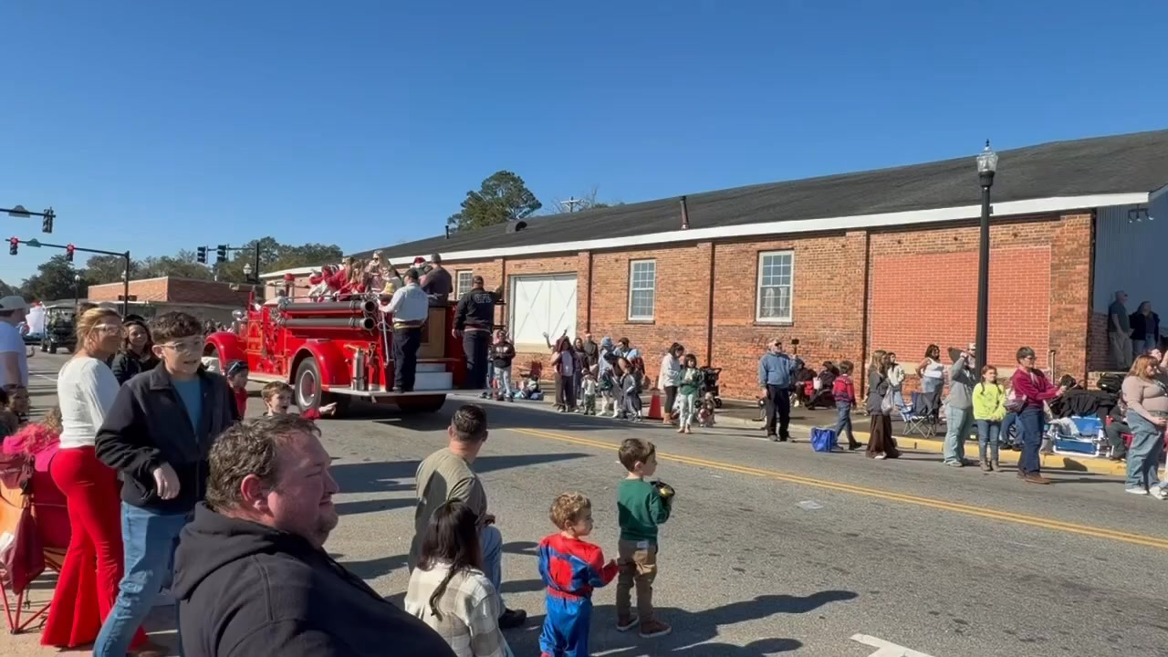 Quick video from the Conway Christmas Parade today. It was 70° by ...