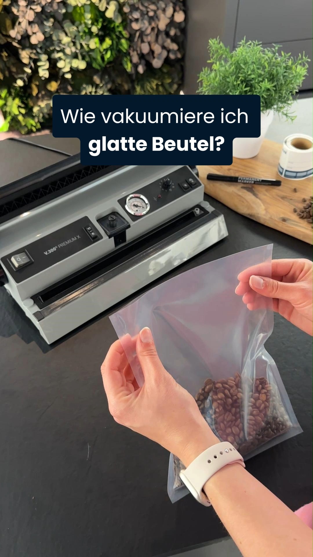 GLATTE BEUTEL VAKUUMIEREN? 💨, ___, Wir zeigen dir, wie das geht! 🧐, Mit einem Lava Vakuumiergerät und dieser einfachen Falttechnik vakuumierst du glatte Vakuumfolien im Handumdrehen 👍🏻, So wird’s