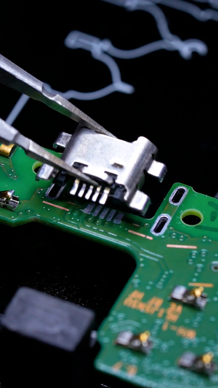 I’d like to ask everyone: Is this method of soldering the charging port ...