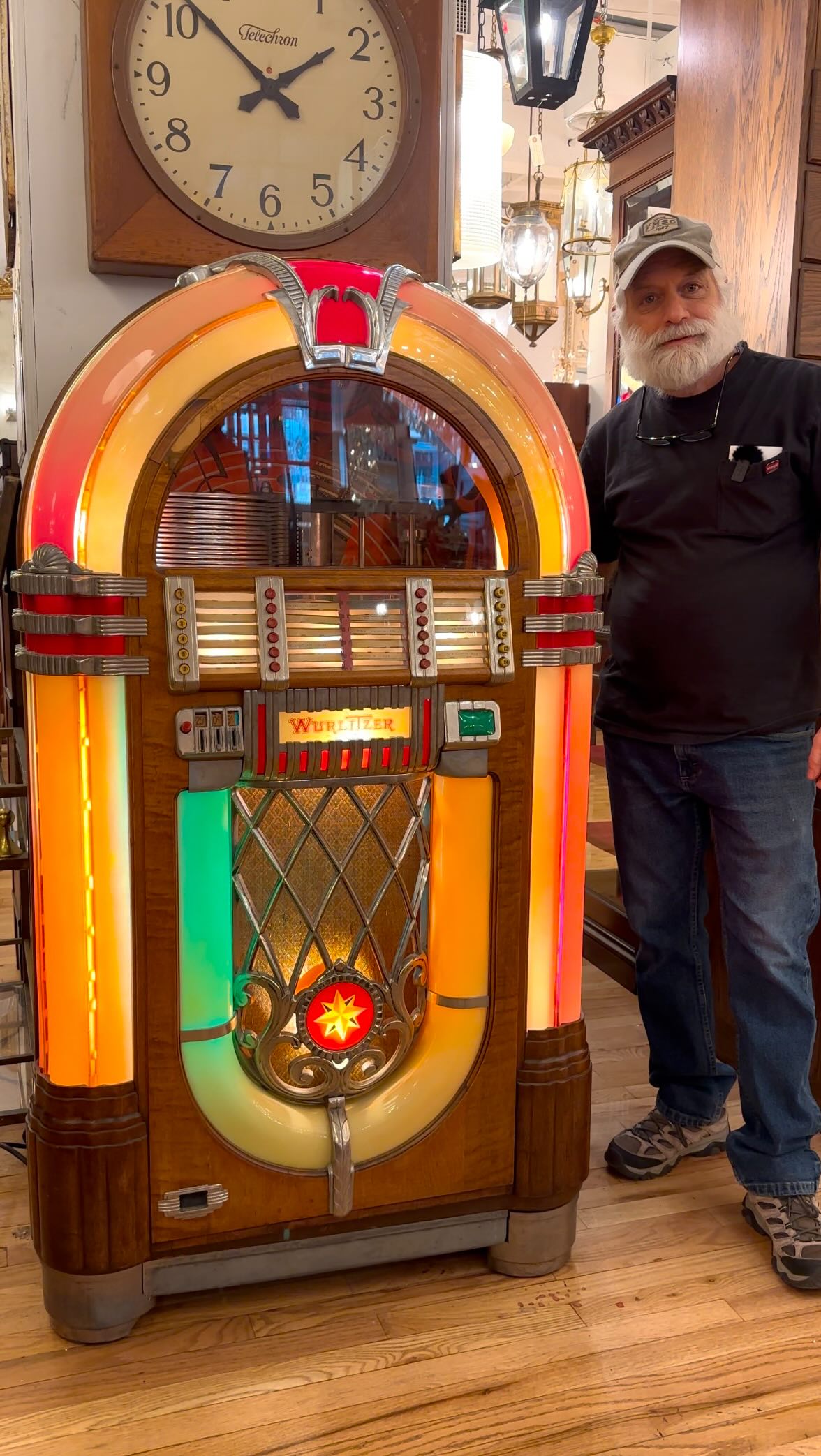 アンティーク調 ジュークボックス 1946年 LIGHTED JUKE BOX 1946 Wurlitzer 1015 jukebox SOLD! This is so cool we wanted to