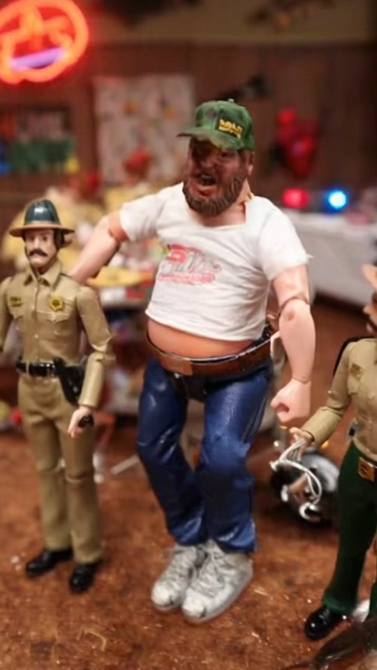 Real Rigs Series presents the Drunk Uncle Christmas playset. Includes ...
