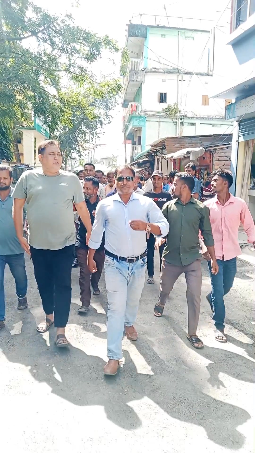 আজকে আমাদের এলাকা থেকে রফিকুল ইসলাম রফিক কাকার নেতৃত্বে নেত্রকোনা জেলা