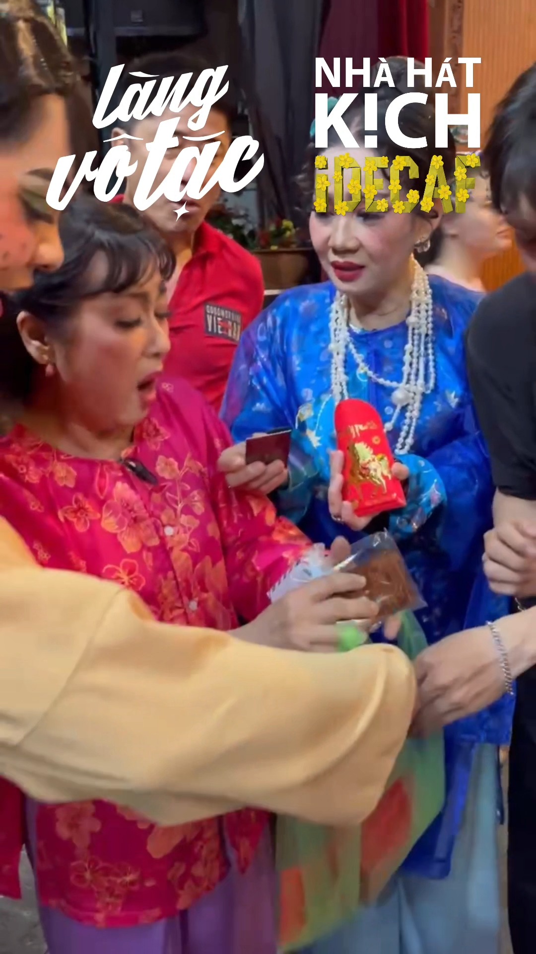 Xem dàn ê-kíp Làng Vô Tặc bốc lì xì may mắn nè🧧 © Kịch Idecaf # ...
