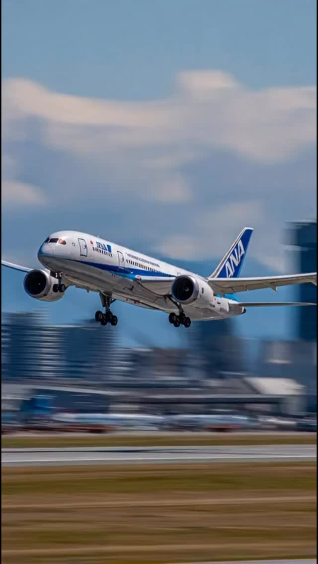 The ANA 'R2D2' Boeing 787 arrives in Tokyo 🎥 #Aviation #Airlines