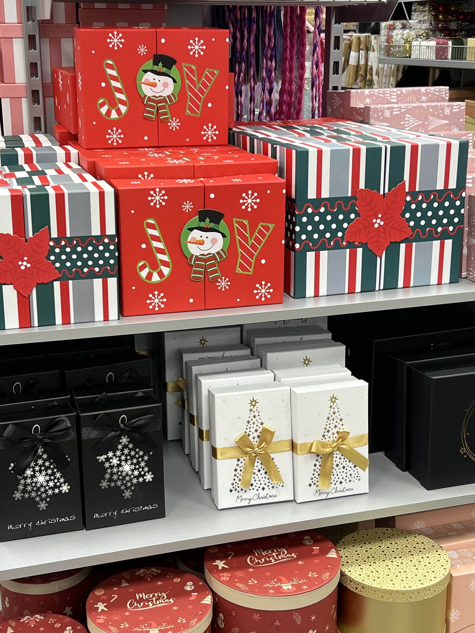 Boxen, Tüten und Geschenkpapier: Was wären die Geschenke unterm Tannenbaum nur ohne eine tolle Geschenkverpackung 🎄 Bei uns findet ihr eine zauberhafte Auswahl an verschiedenen Verpackungsmaterialien
