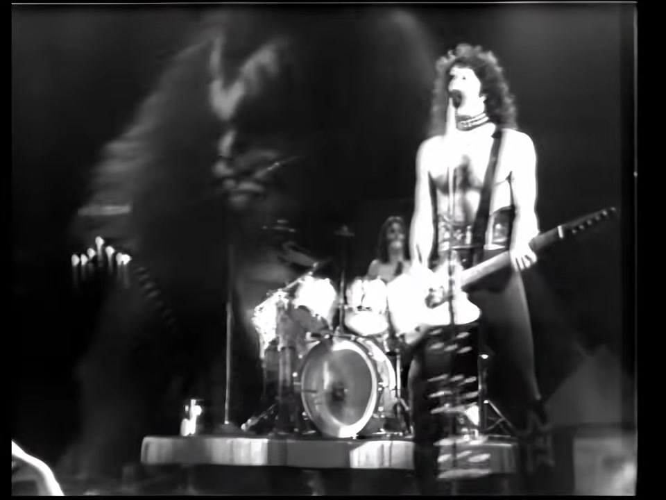 #KISStory 31 de Janeiro de 1975 HOTTER THAN HELL TOUR levava a banda ...