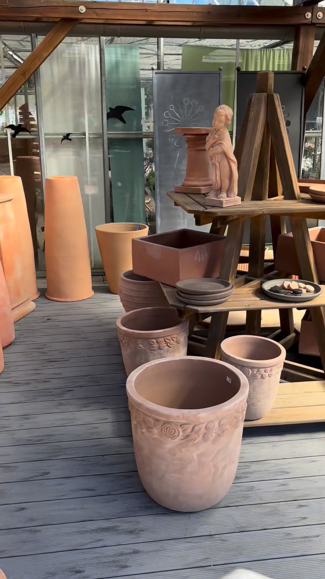 🌿✨ Neue Garten-Highlights bei Punzmann!, Stilvolle Deko, moderne Skulpturen & zeitlose Pflanzgefäße – entdecke deine neuen Lieblingsstücke für draußen. 🪴, 👉 Jetzt vorbeikommen & inspirieren lassen!,