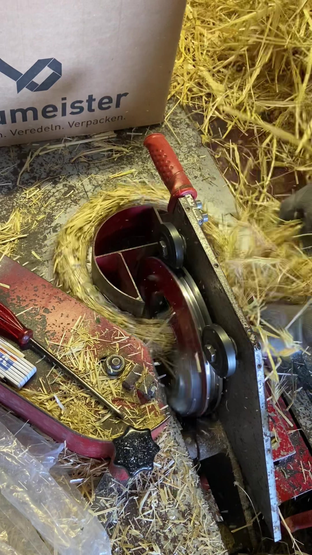 Frische Adventskränze aus der Region hier bei uns https://wollzauber.com/hobby/sonstiges/strohroemer-strohkranz-strohring-adventskranz, #adventskranz #Strohkranz #Weihnachten #Bastelkiste #luxembourg