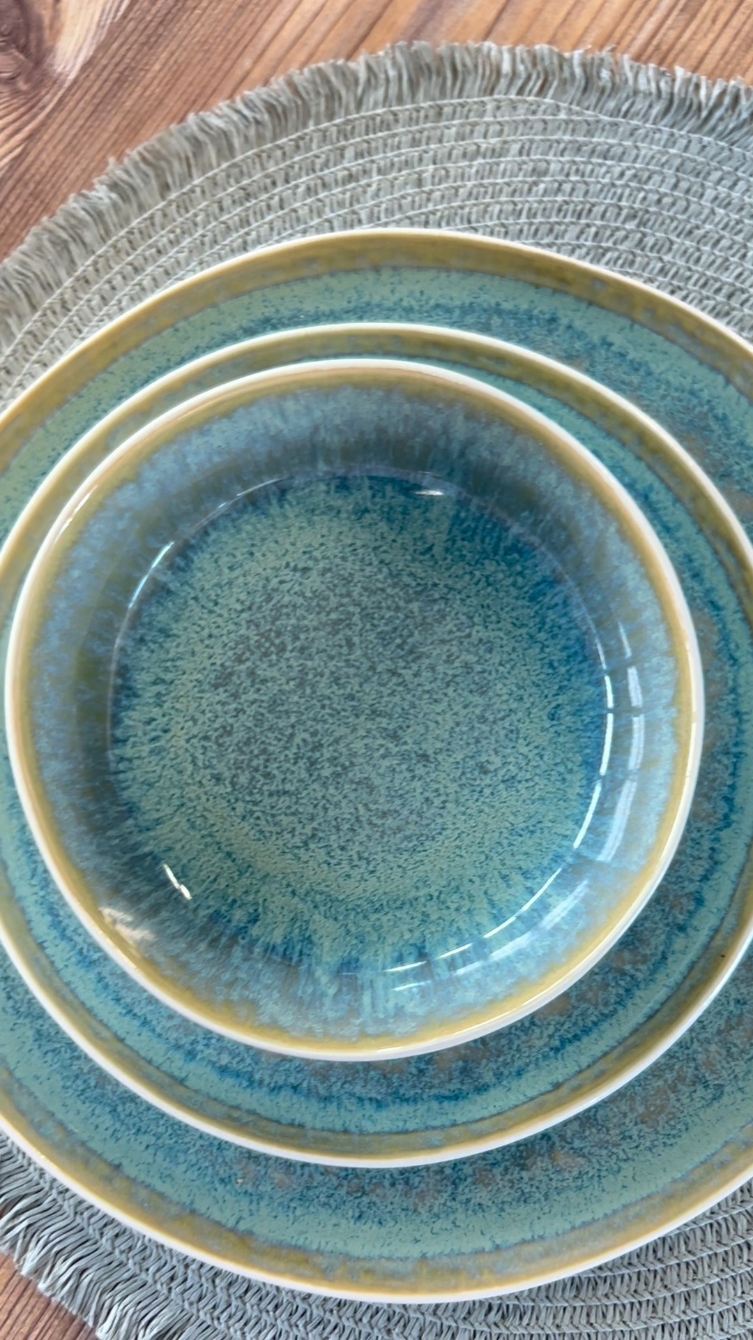 Kennt Ihr schon unser neues Keramik Geschirr? 🤩 Es kommt in zwei verschiedenen Farben und ist ein echter Hingucker für jeden Tisch! Für welche Farbe würdet Ihr Euch entscheiden?, Tasse