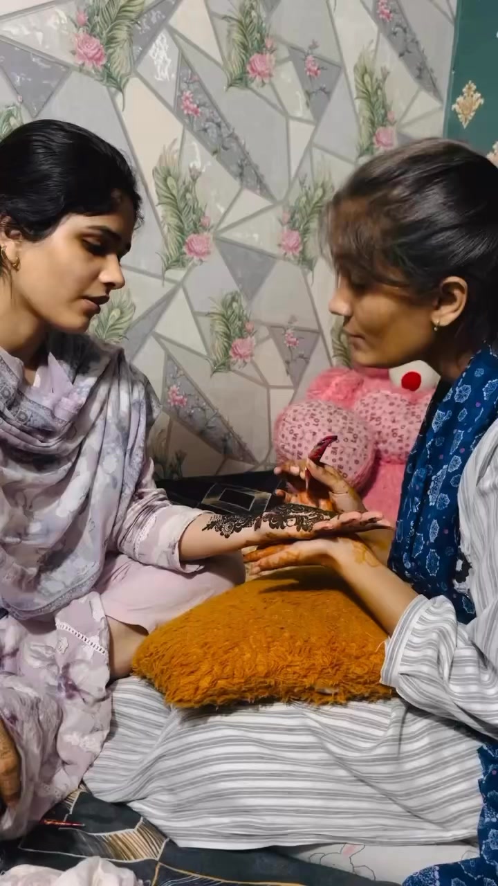 Daughters of Malik Riaz with their guards attacked at home of Actress ...