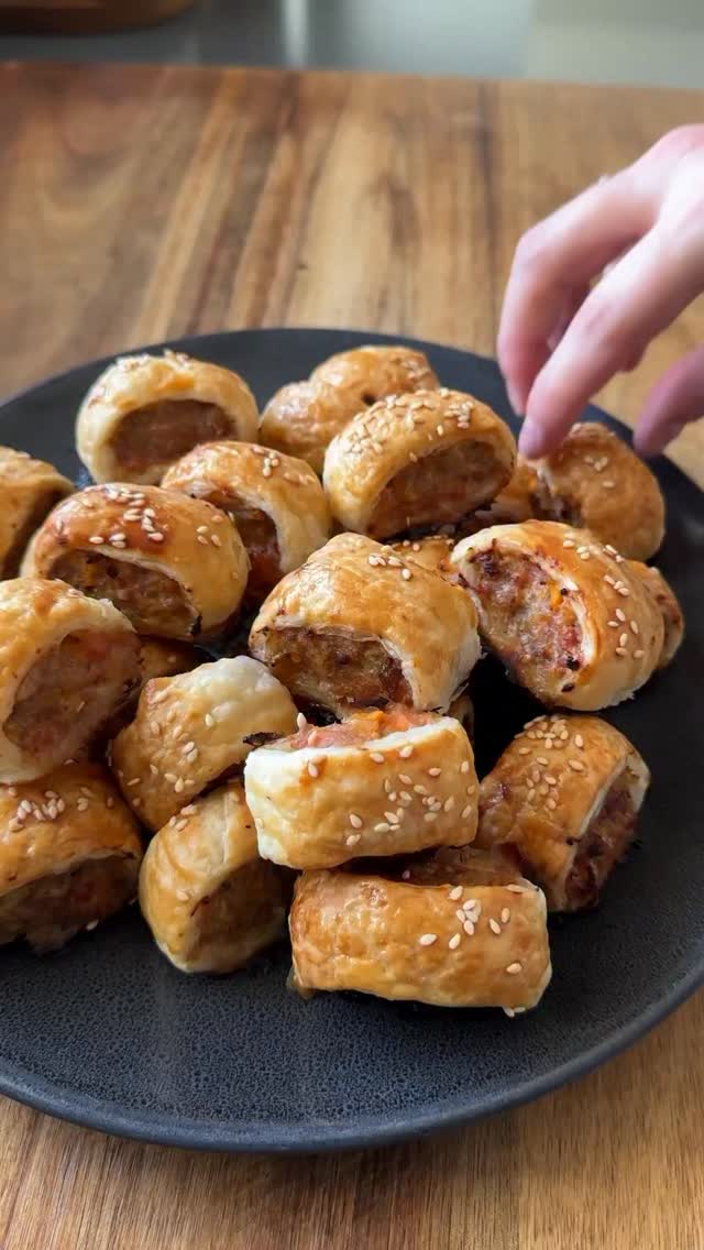 Party sausage rolls - this made over 100 🤩 1.5kg pork mince 2 carrots 2 ...