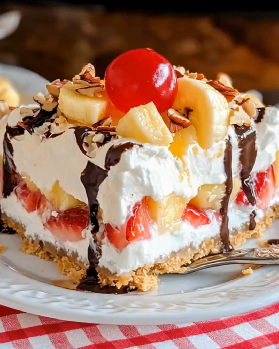 🍌🍒 No-Bake Banana Split Dessert 🍫🍓 This dessert takes me straight back ...