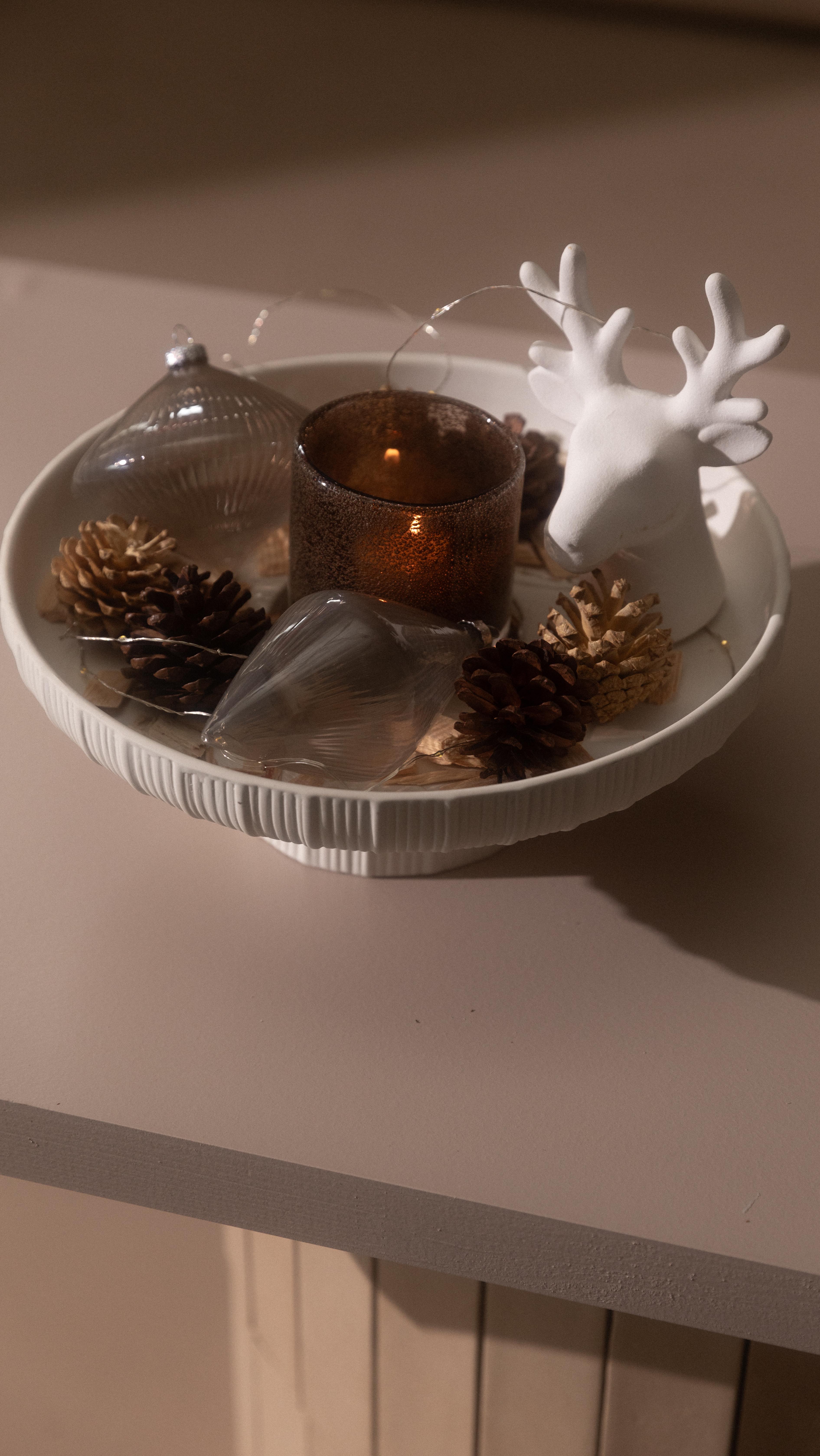 Unsere neue Deko-Schale Notches ist das Must-have für die cozy Jahreszeit!✨🤍, Dekoriert mit herbstlichen Accesoires und gemütlichem Kerzenschein entsteht ein tolles Arrangement.🕯️🦌, Und das beste ist: