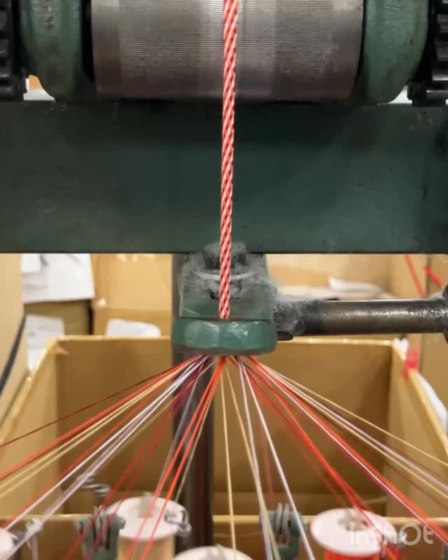 くみひも機 32打・製紐機 ＼ 32打は丸紐の製紐機です。 たくさんのボビンが並ぶ様