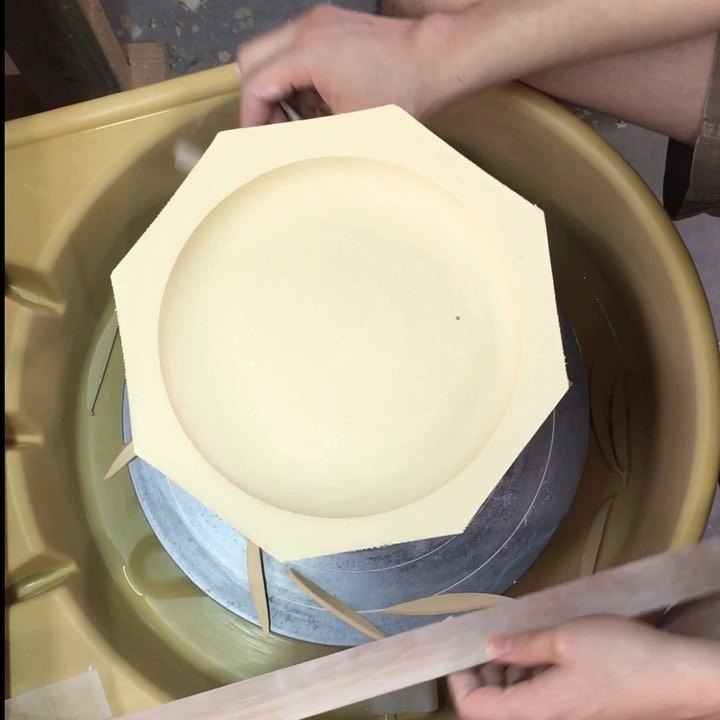 八角のお皿の作り方です。 様々な形の器を使うと食卓が賑やかになり