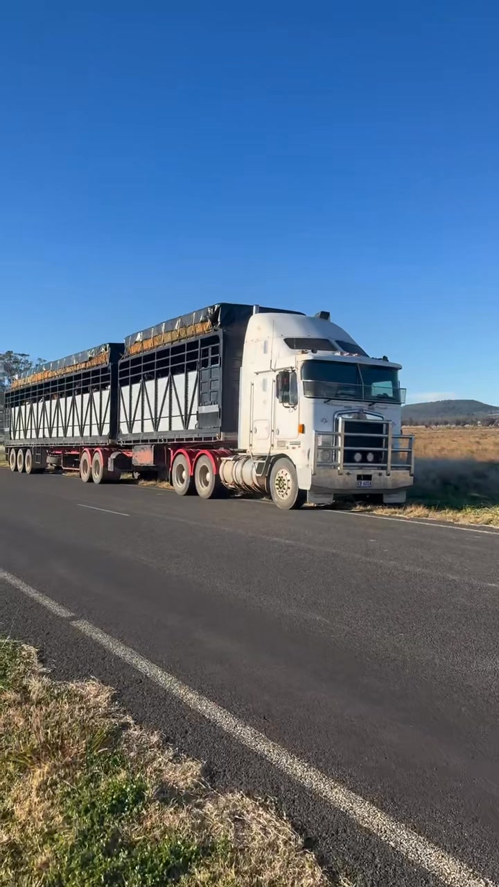 The first GBR rig heading north to Charters Towers for the Pro Rodeo ...