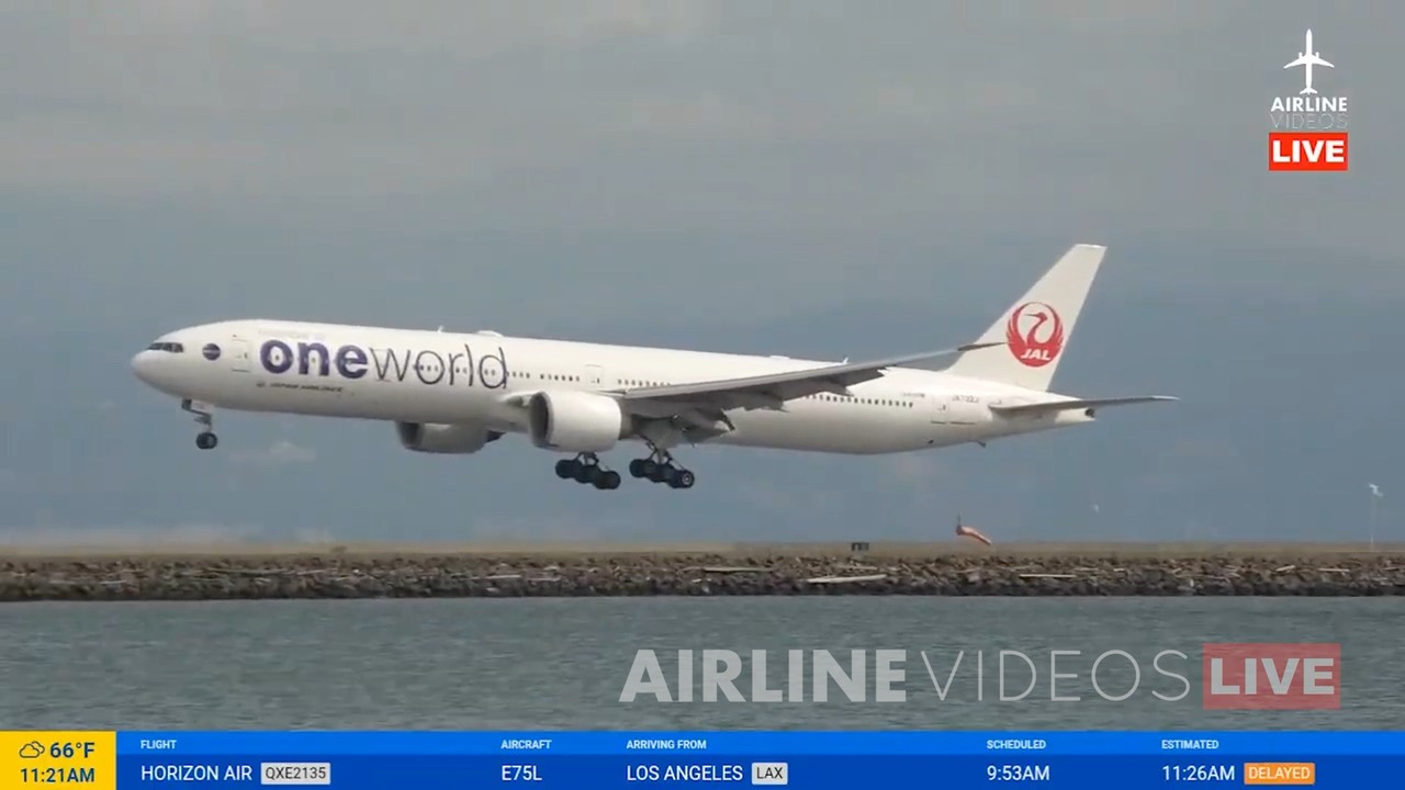 Japan Airlines showing off its oneworld pride! The Boeing 777