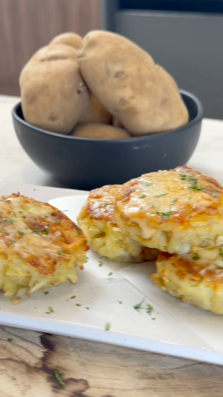 Mini pizzas papas 🍕🥔Ingredientes: 3 pzas Papa russet, cocida y pelada ...