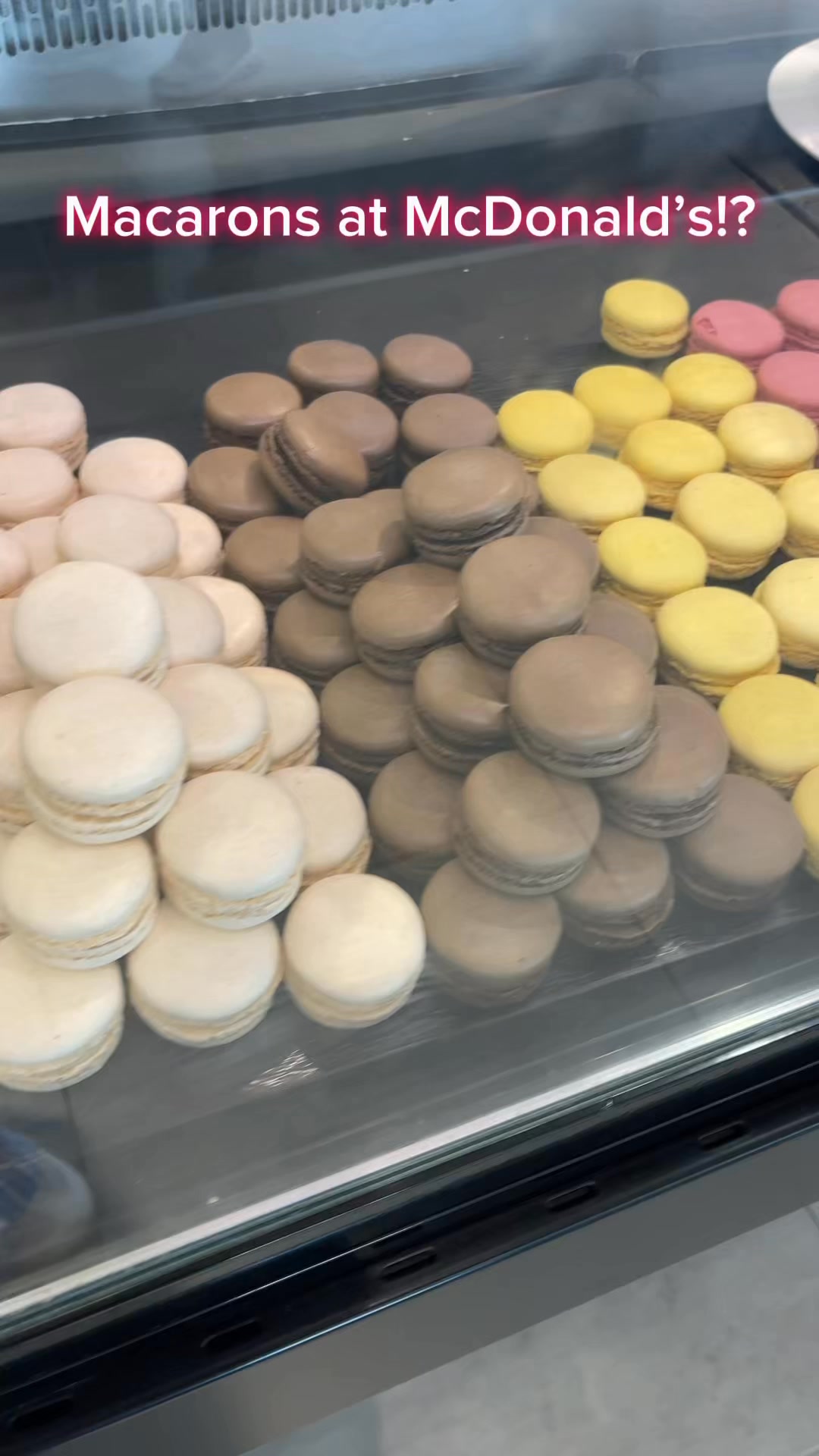 Macdonald's in Japan has macarons. マカロン マカロンチョコレート