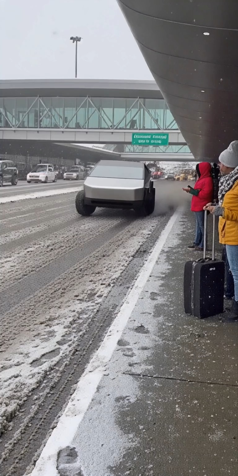 😱 Bystander shaky phone footage captures black ice chaos at mall ...