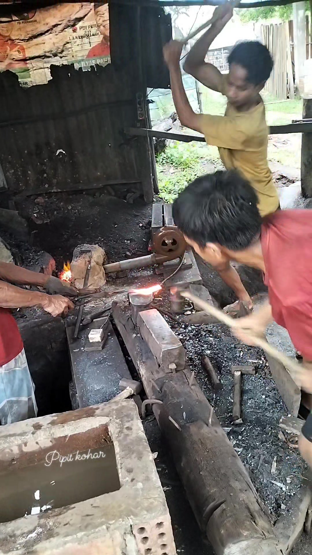 look at this blacksmith it's really amazing #blacksmith #metalworking # ...