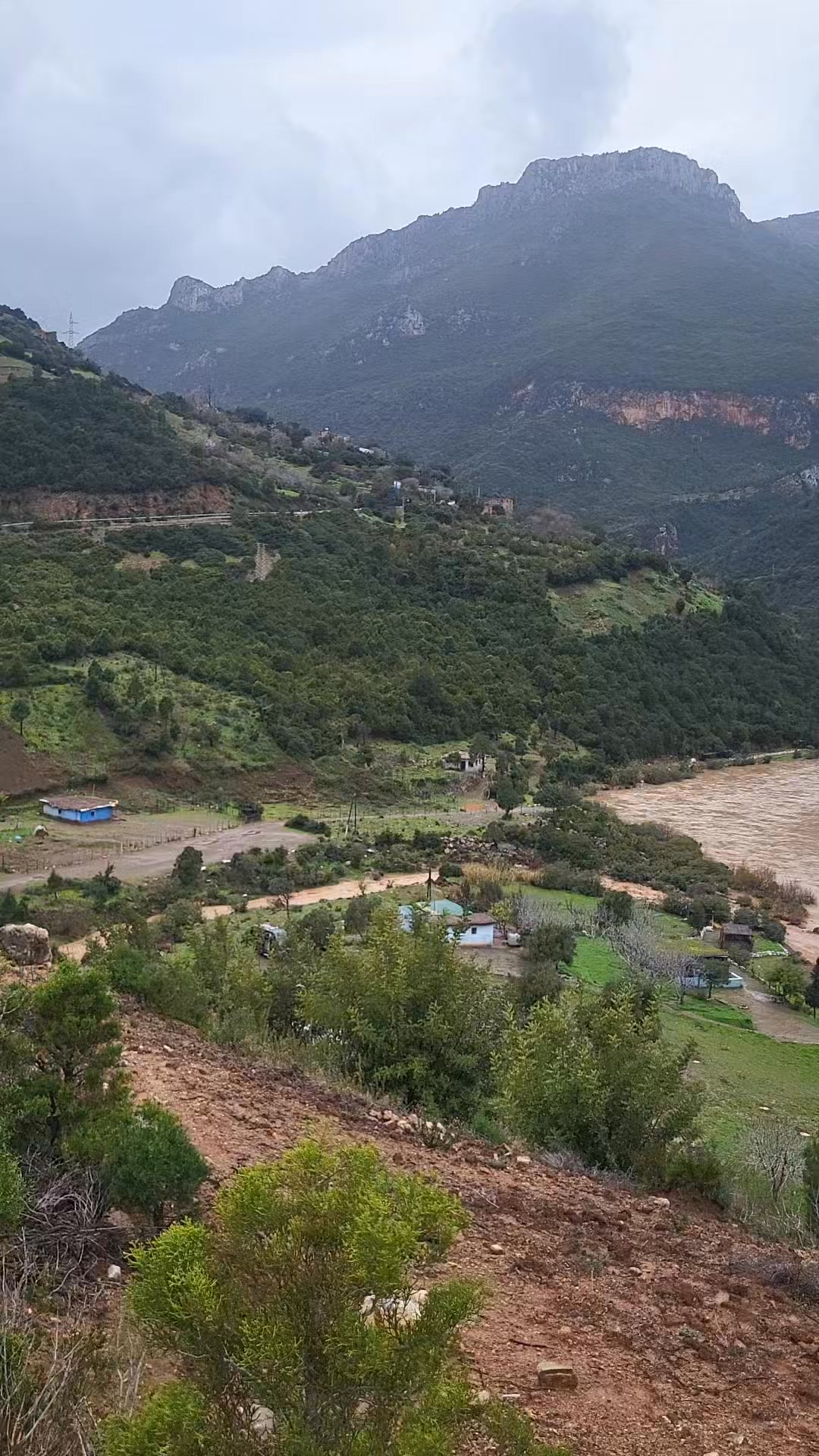 سبحان الذي بيده كل شيء 🤍 ️ #الطبيعة #مناظر_طبيعية #فيضان_الوادي #المغرب ...