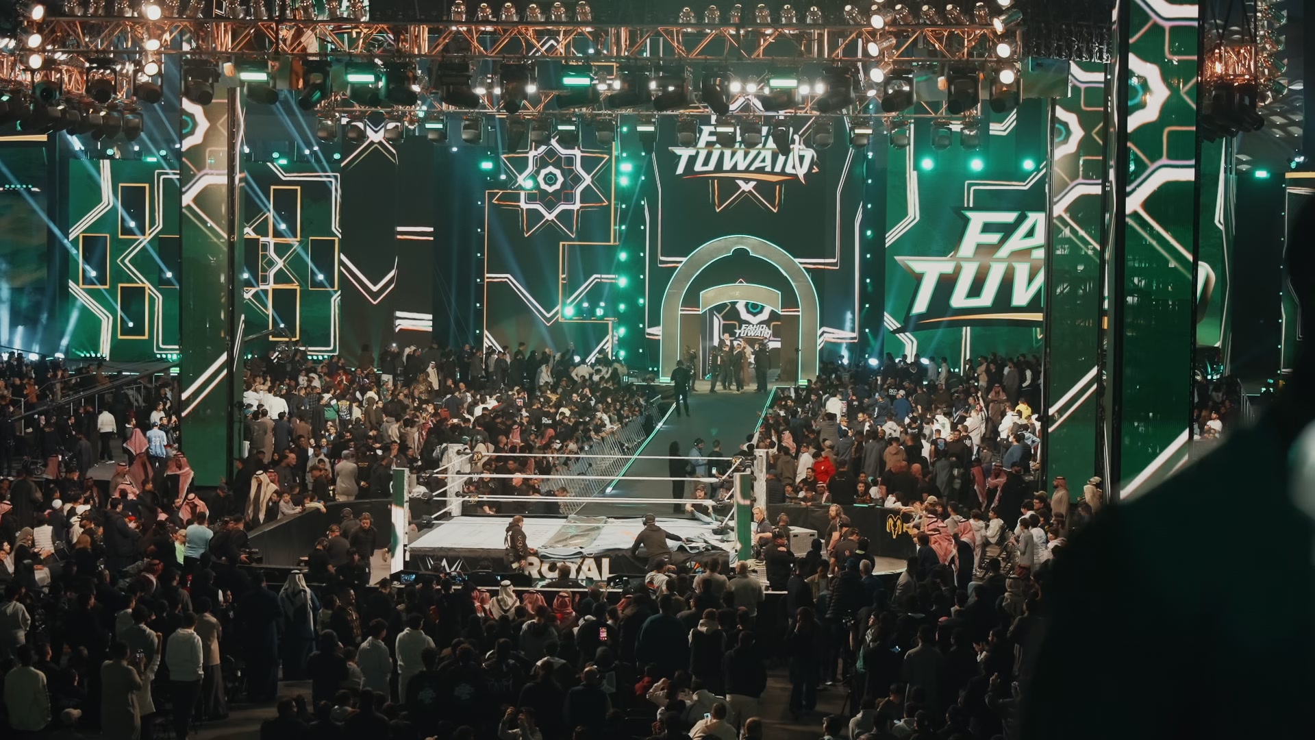 ظهور النجم السعودي فهد طويق في عرض رويال رامبل WWE ويوجه رسالة للجمهور ...