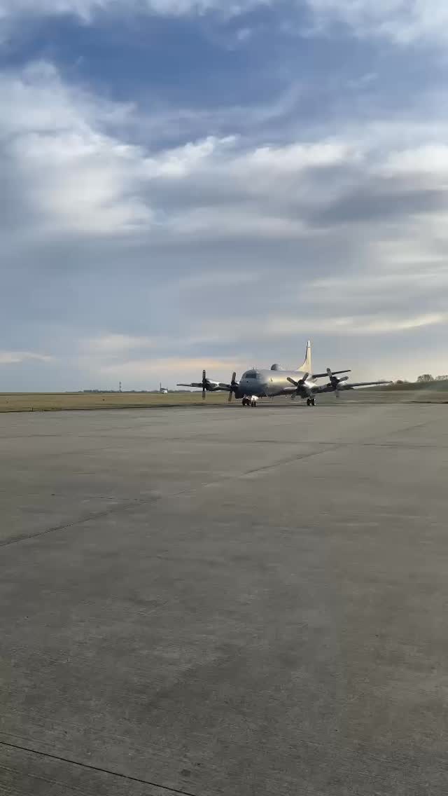 Here we go, a wave from the crew. #CP-140 Aurora. #multiflight # ...
