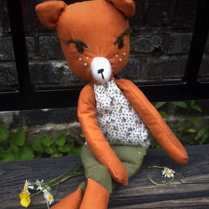 Faire Fauna Little fox making a little daisy crown 🌼🌼🌼...