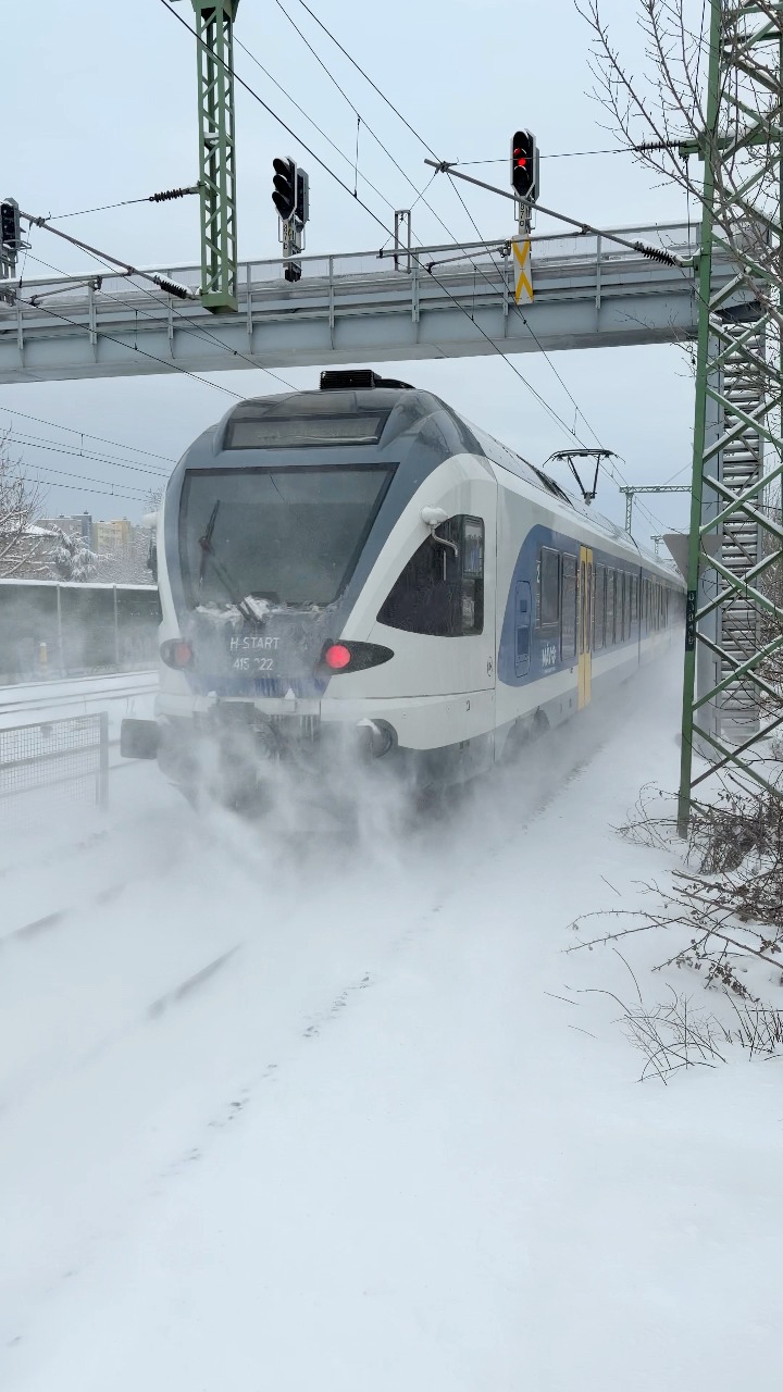 Flirt 100 km/h-val hasít el mellettem | Blue Train - vasút kicsiben és ...