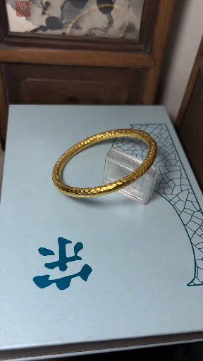 Watch this beautiful 82g fish scale pattern gold bangle crafted with ...