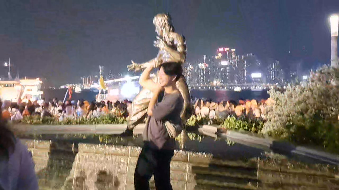 今夜、香港にあるブルース・リーの像を見に行きました。とても混雑し