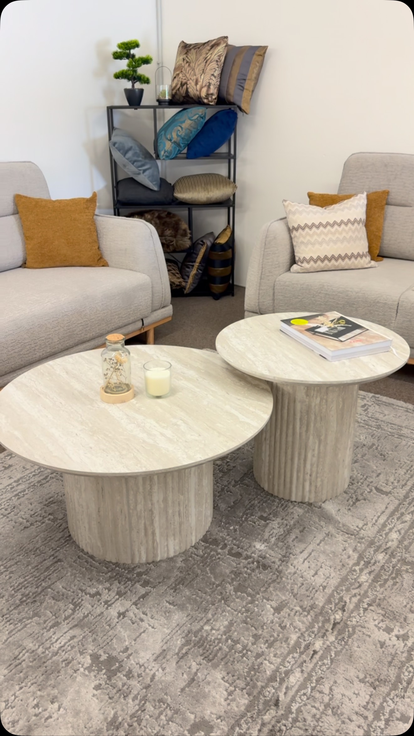 Couchtisch „TRAVIN“ 🤍, • Moderner runder Couchtisch Set, • Stein-Optik für ein edles Erscheinungsbild.💫, 📏Maße: , Großer Tisch: ⌀/H: 80/42 cm, Kleiner Tisch: ⌀/H: 60/50 cm, unser Showroom: , Möbel