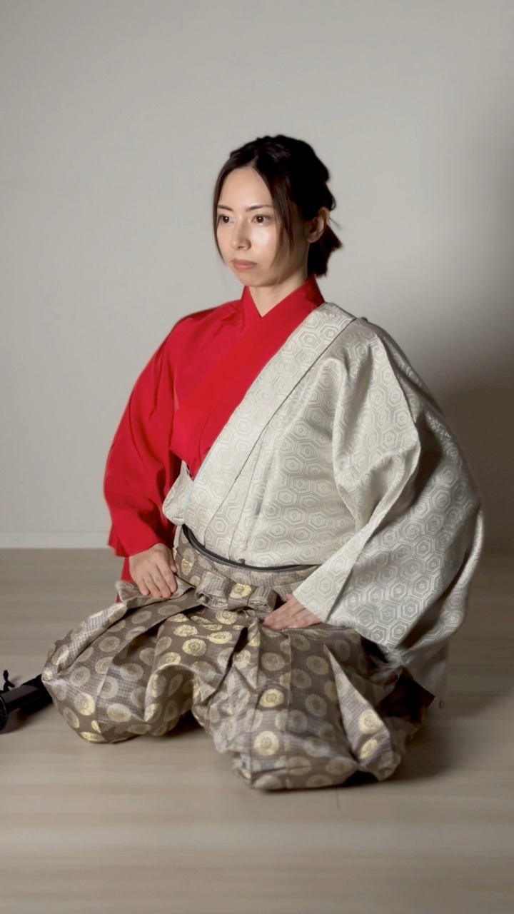 お辞儀Ojigi” is the traditional Japanese bow. It expresses respect