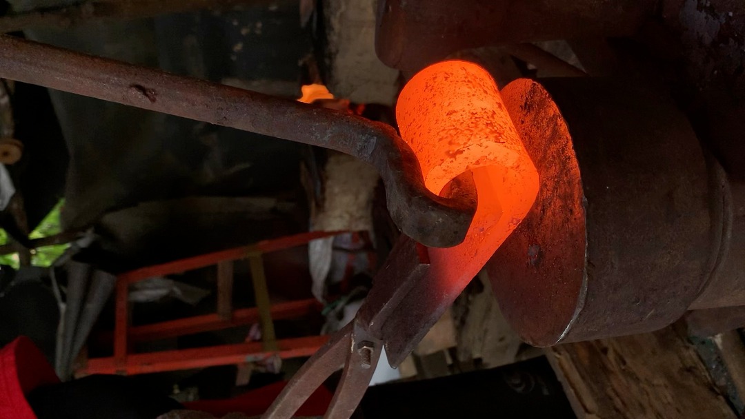 The process of opening the spring iron #blacksmith #craftsmanship # ...