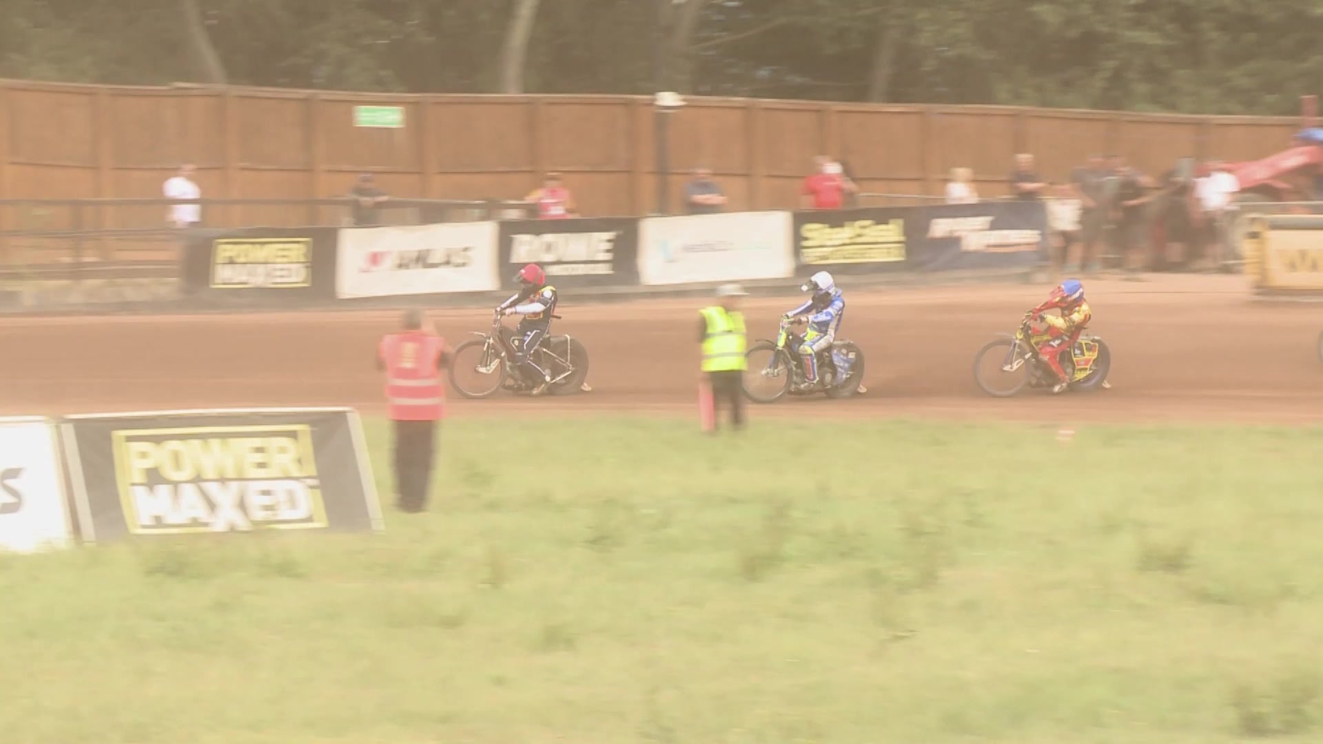 𝗥𝗔𝗖𝗘 𝗔𝗖𝗧𝗜𝗢𝗡 🎬 Drag race down the back straight! 😯 🦁🆚⚡️ | 📍 Leicester 🔴 ...