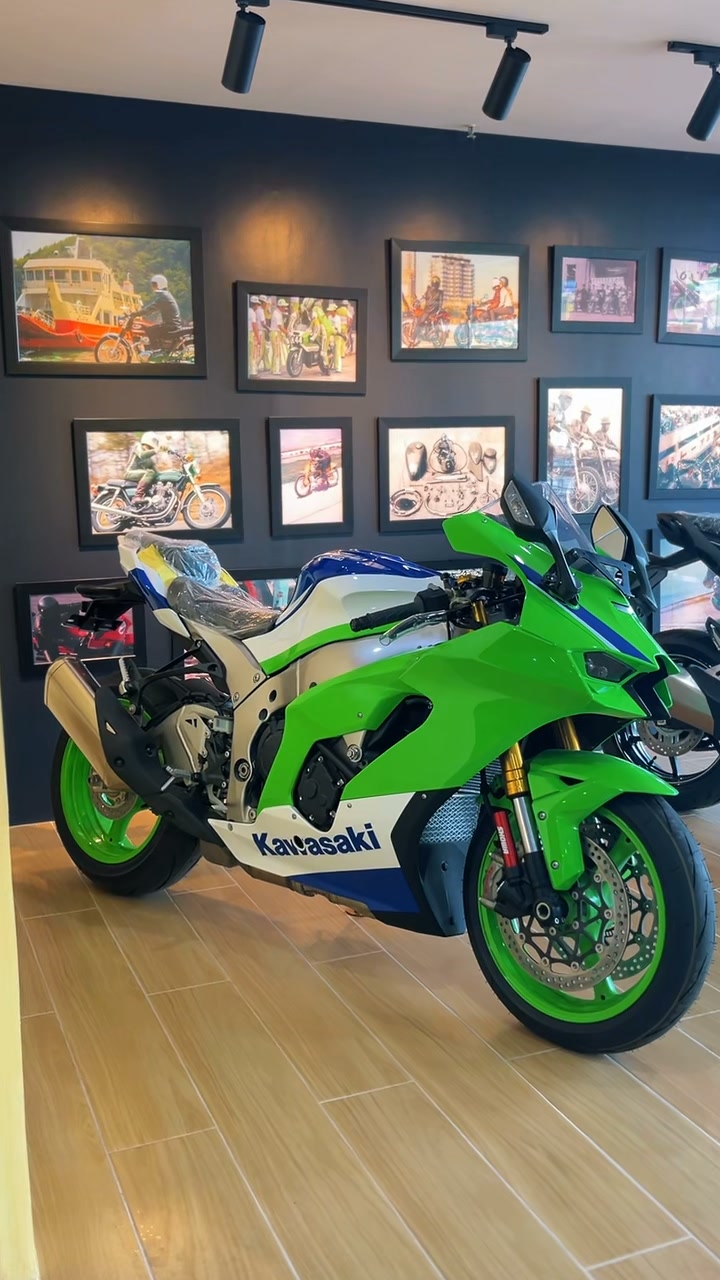 🔥 KAWASAKI NINJA ZX-10R 🔥 The beast that brings race-bred