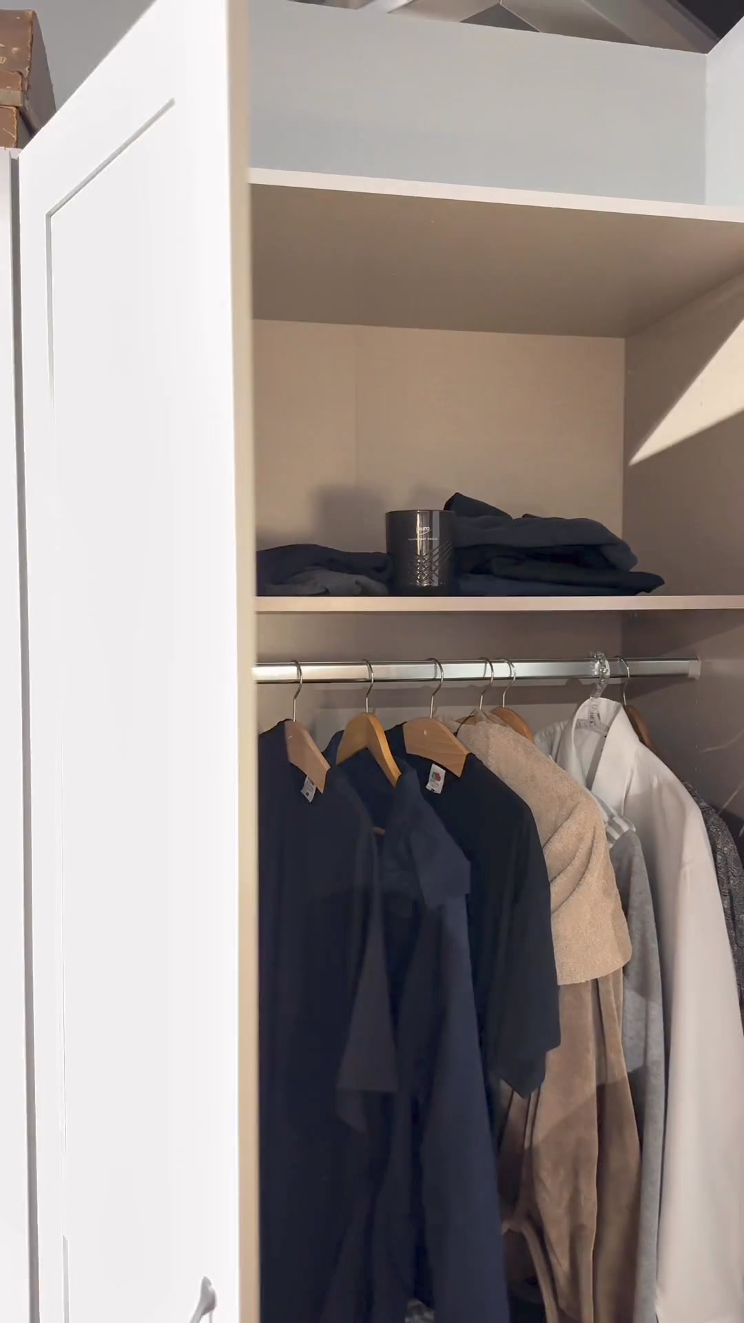 So bleibt dein Schrank frisch und duftend! ✨, Mit diesen einfachen Tipps verleihst du deinem Kleiderschrank einen wunderbaren Duft. , Duftstäbchen und Duftkerzen findest du bei uns im Möbelhaus! 🕯️🌸,