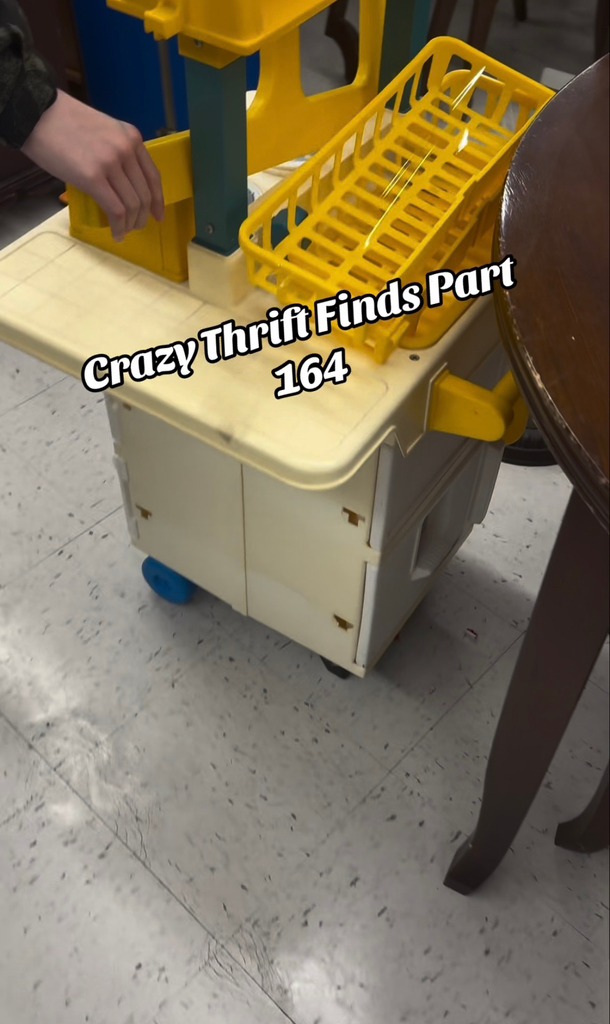 ビンテージ(訳あり)フィッシャープライス アメリカン雑貨 1987 Fisher Price Play Kitchen at the Thrift! Crazy Thrift Finds