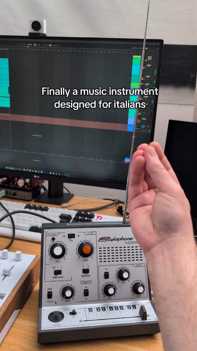 The theremin is crazy #theremin #stylophone #music #retrotech