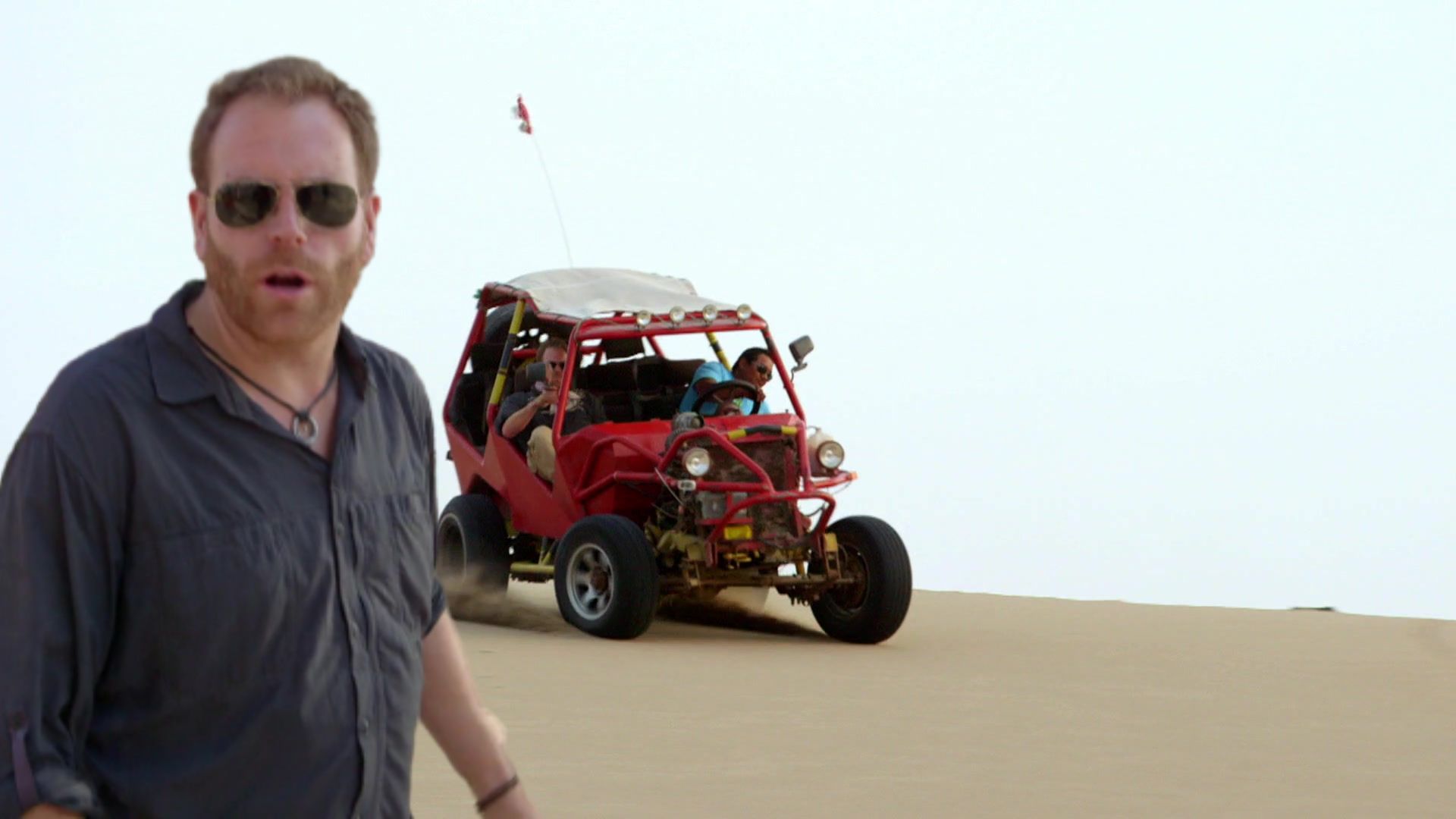 Josh se encuentra en Huacachina (Perú) visitando un oasis en medio de ...