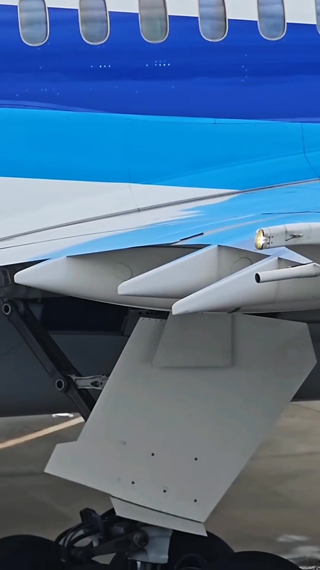 Boeing 787 Dreamliner moments before takeoff. Slats out, flaps set ...
