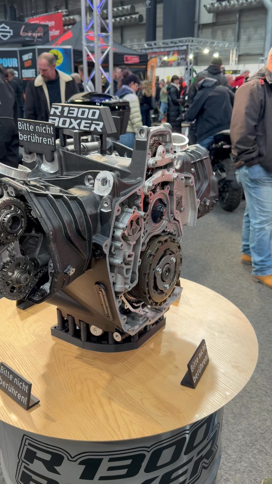 Interessantes Schnittmodell des R13 Motors bei BMW Freese-Gruppe am ...