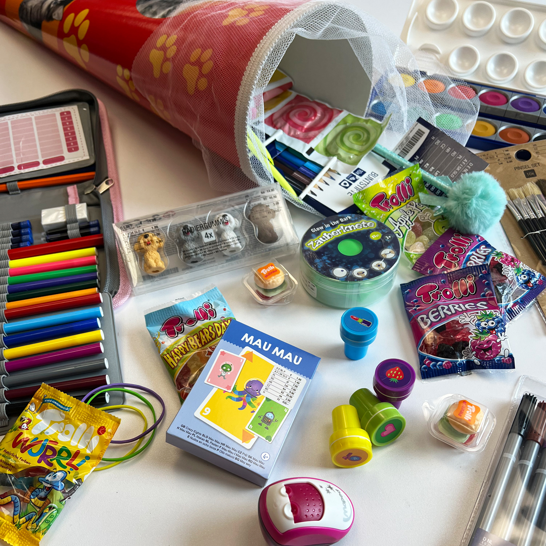 Ein großer Tag steht für eure Kleinen bevor: Die Einschulung 🥳✏️ Passend dazu darf natürlich eine voll bepackte Schultüte nicht fehlen 🥰 Ob Stifte, Kartenspiele oder kleine Schnuckereien