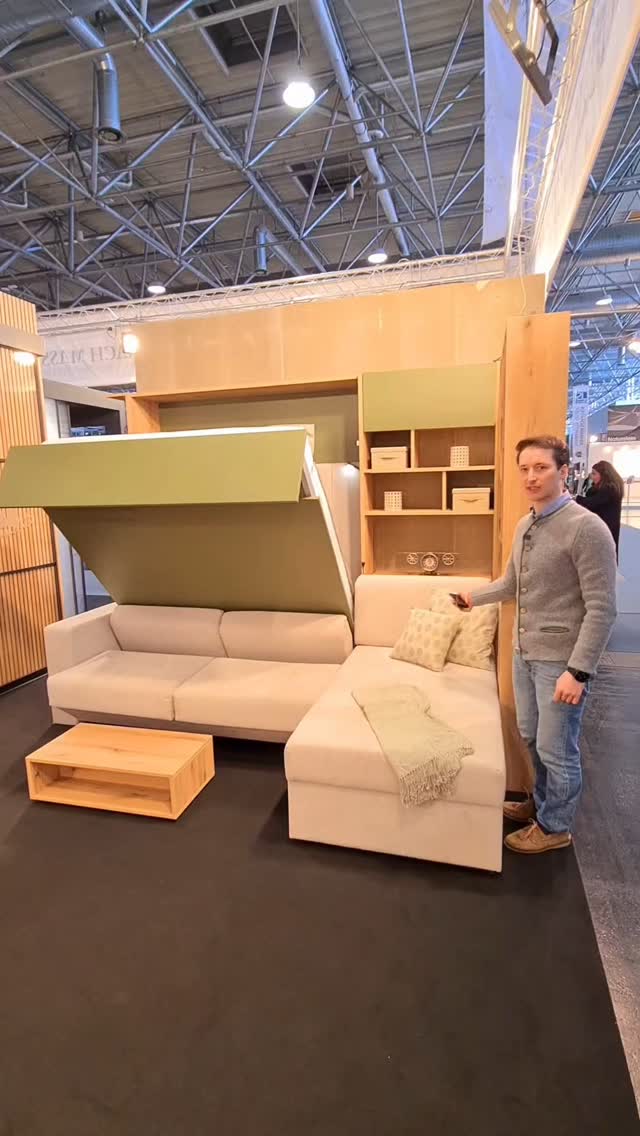 🛋️ + 🛏️ = 💡, Elektrisches Klappbett mit Sofa – in 140, 160 oder 180 cm., Bettzeug bleibt einfach oben., Fragen? Schreib uns!, #Stauraumzauberer #klappbett | ISI mobili - Maßmöbel zum Bestpreis